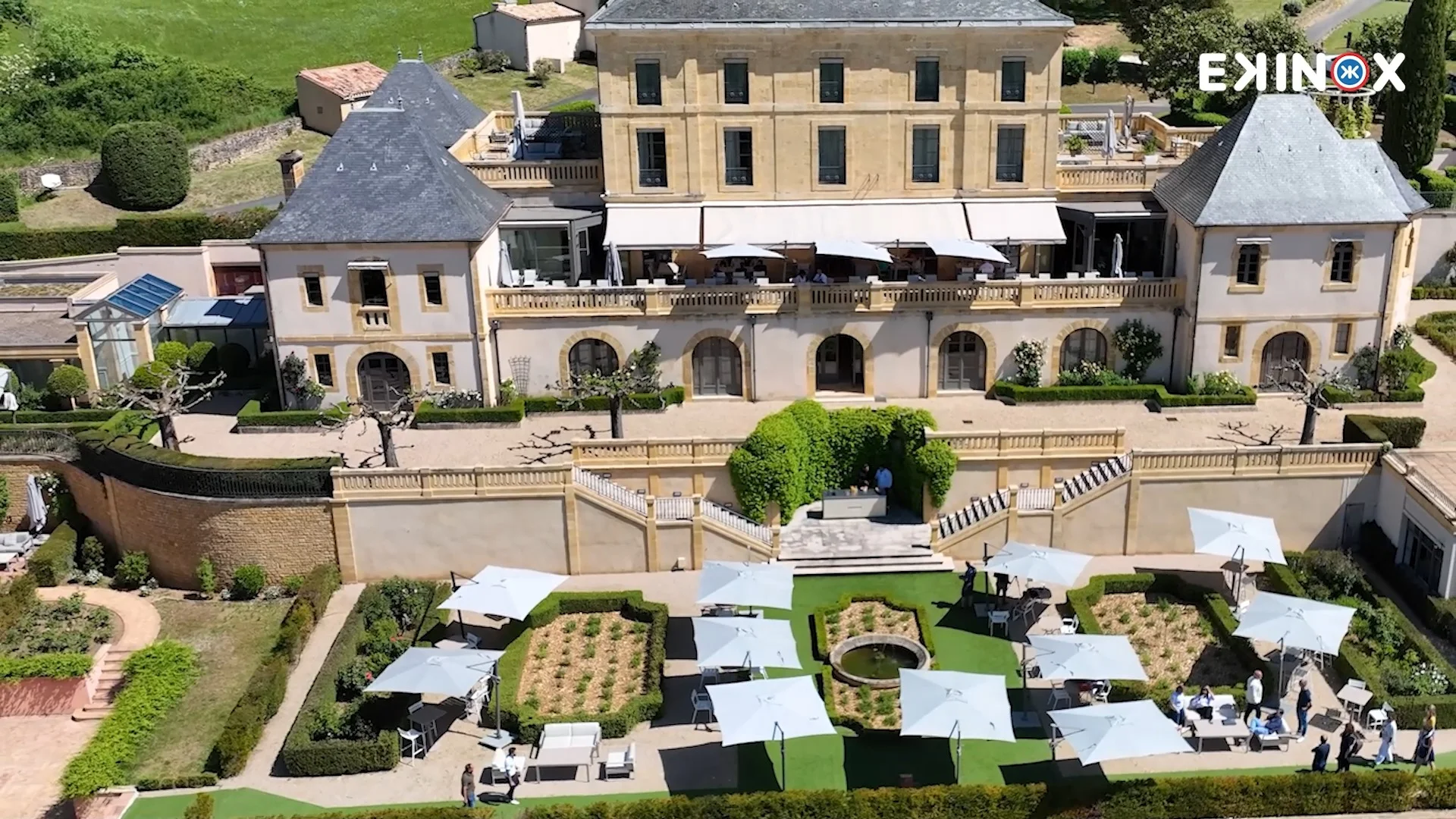 Vue aérienne d'un domaine, de ses terrasses et de ses parasols, avec la cuisine d'extérieur mobile ROLYX posée sur la terrasse du milieu