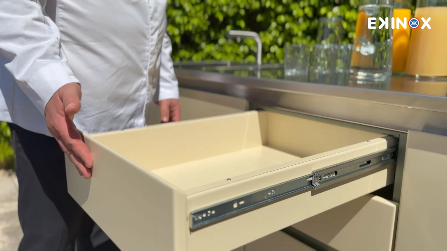 Tiroir à extension totale sorti d'une cuisine d'extérieur mobile ROLYX, glissière apparente