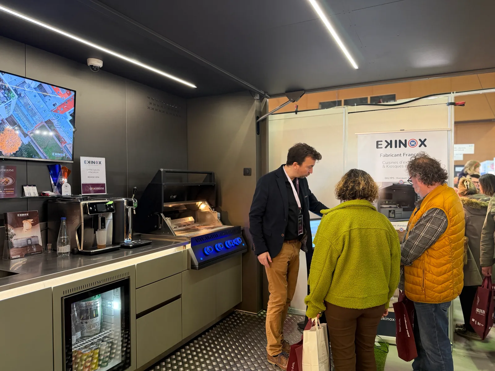 Des visiteurs devant la cuisine d'extérieur EKINOX, sur le stand du Salon Épikurium 2026
