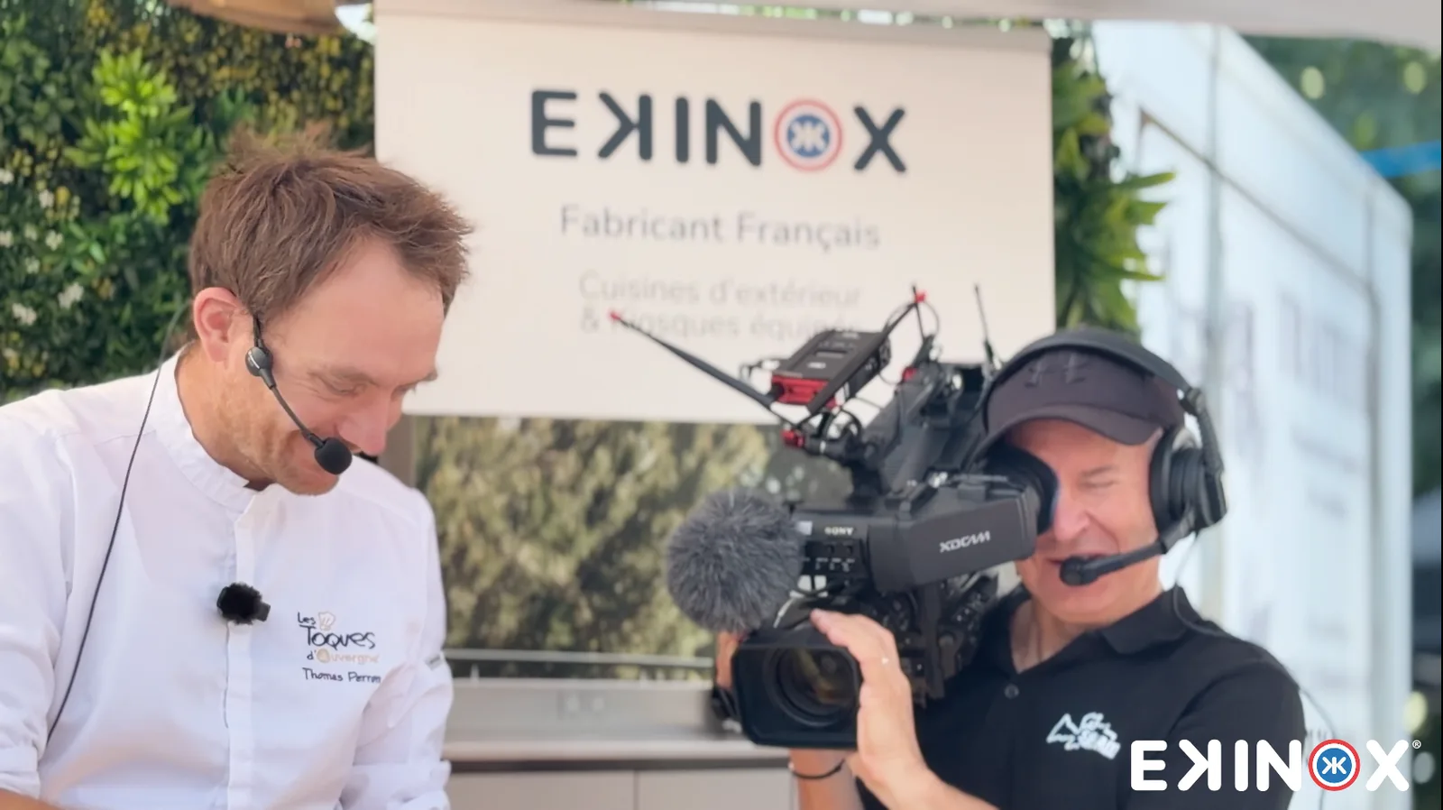 Le chef Thomas Perron en veste des Toques d'Auvergne, filmé devant le stand EKINOX pendant les démonstrations culinaires