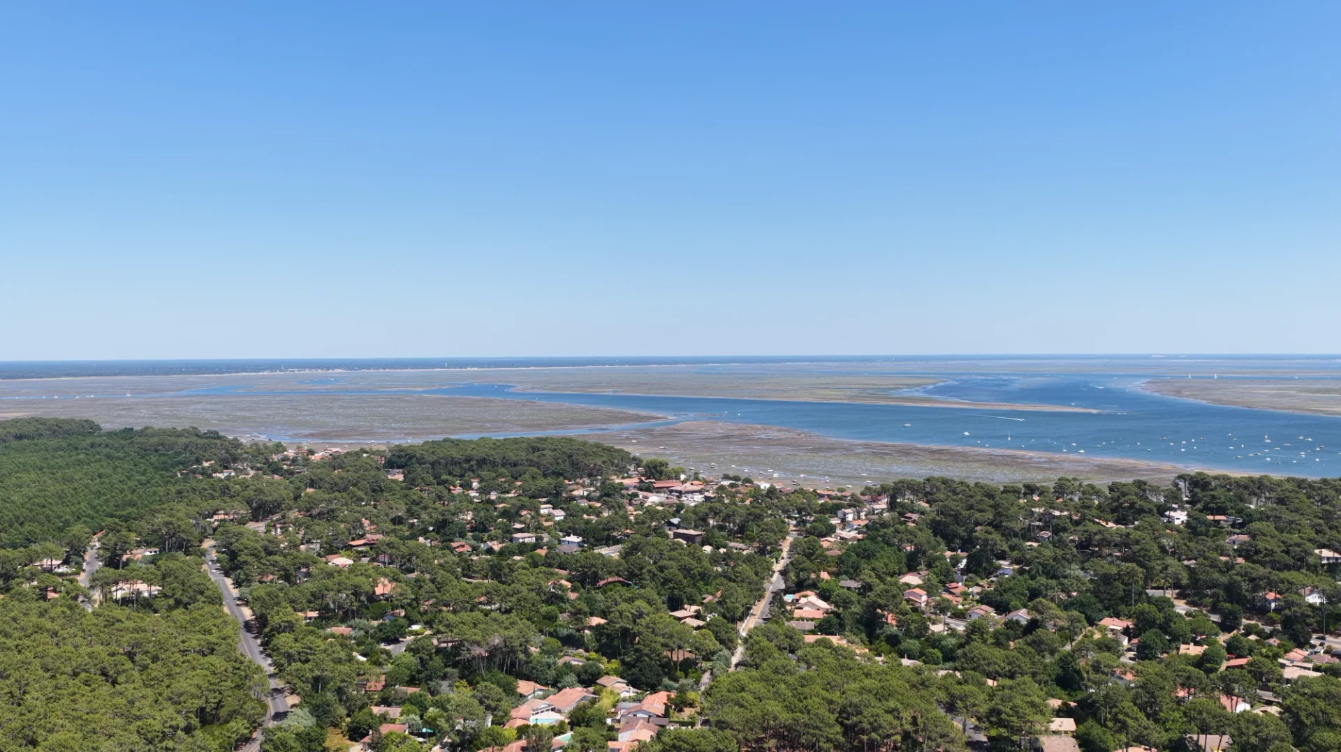 Le Cap Ferret et le bassin d'Arcachon vus du ciel, les pins et les cabanes au bord de l'eau