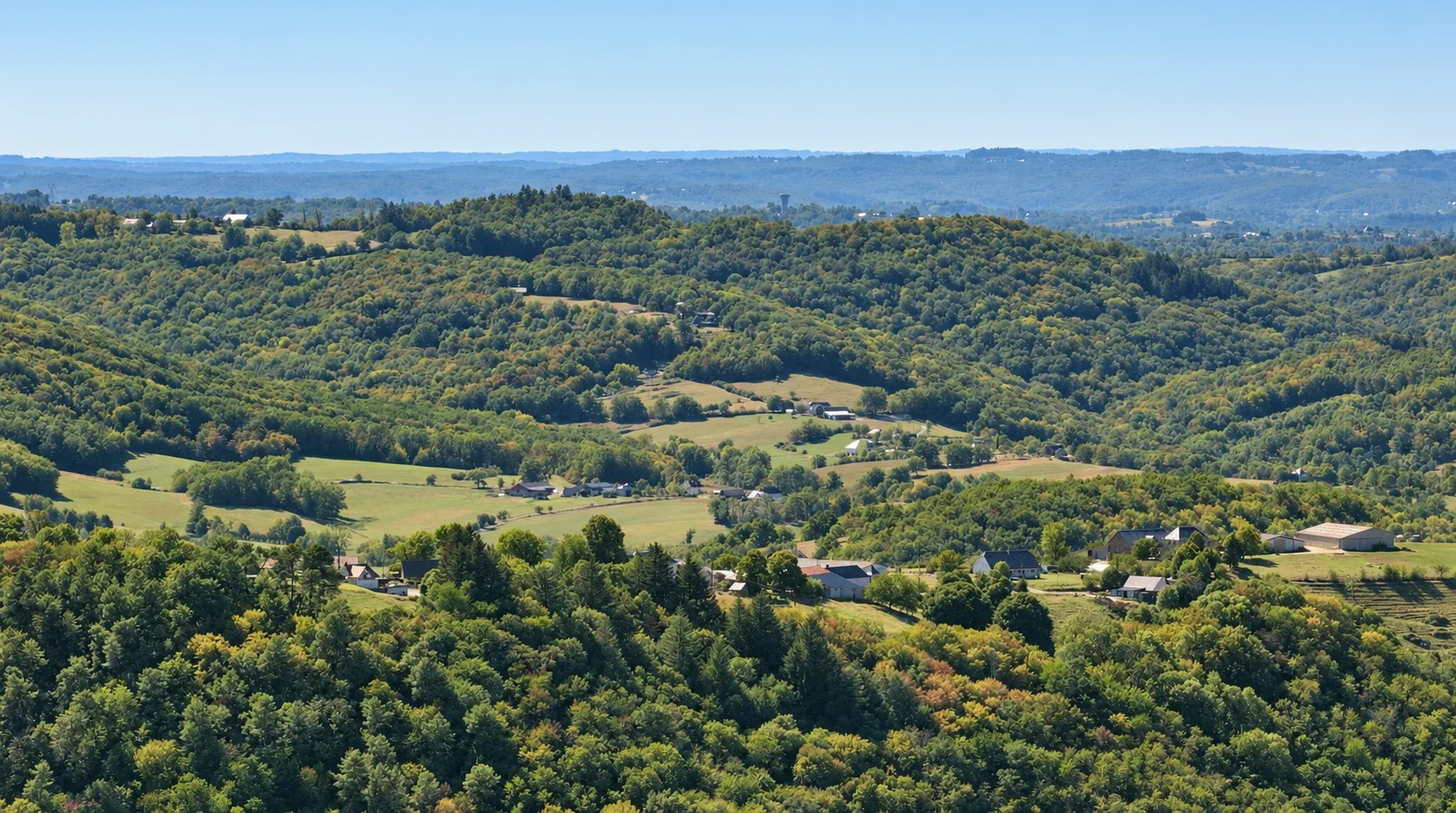 Vallons et prairies de la Corrèze vus du ciel, autour du chantier