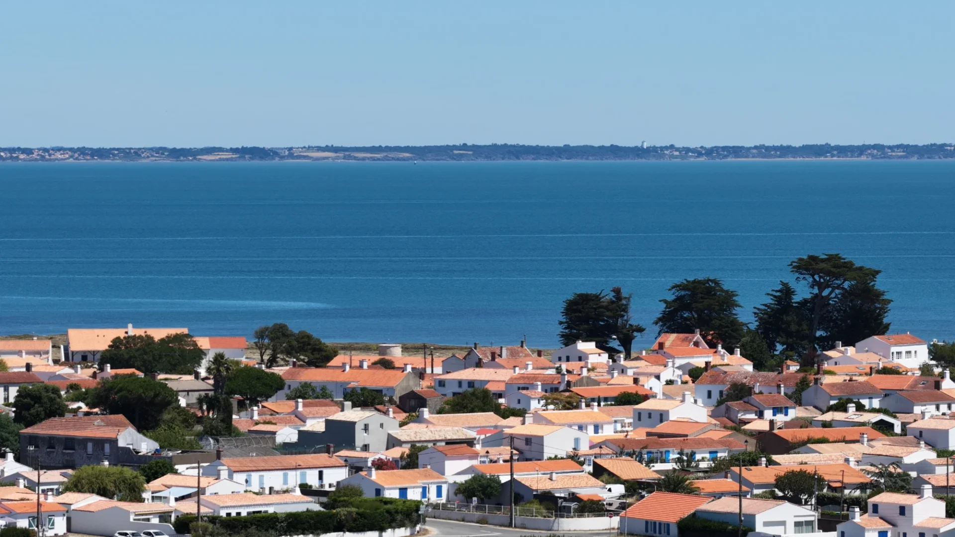Noirmoutier vu du ciel : le village, le port et la mer autour du chantier