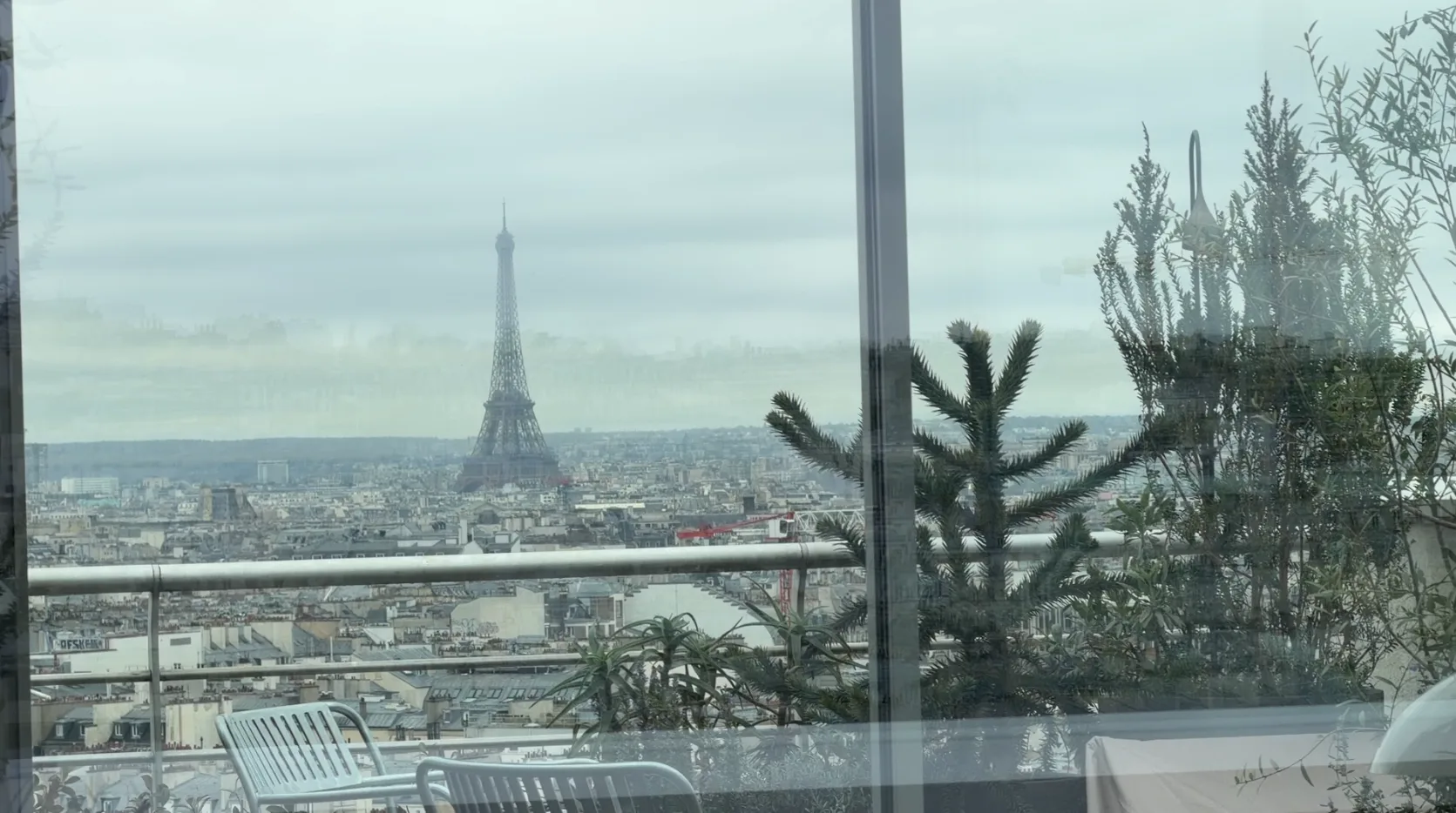 La Tour Eiffel et les toits de Paris vus depuis la terrasse de la cuisine, à travers la baie vitrée